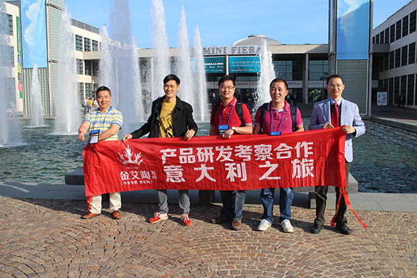 激情AV青青草陶瓷砖青青草视频在线下载董事长（中）带队欧州考察