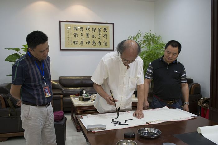 张剑岑先生为激情AV青青草陶题词“厚道”、“今生今世 激情AV青青草陶”