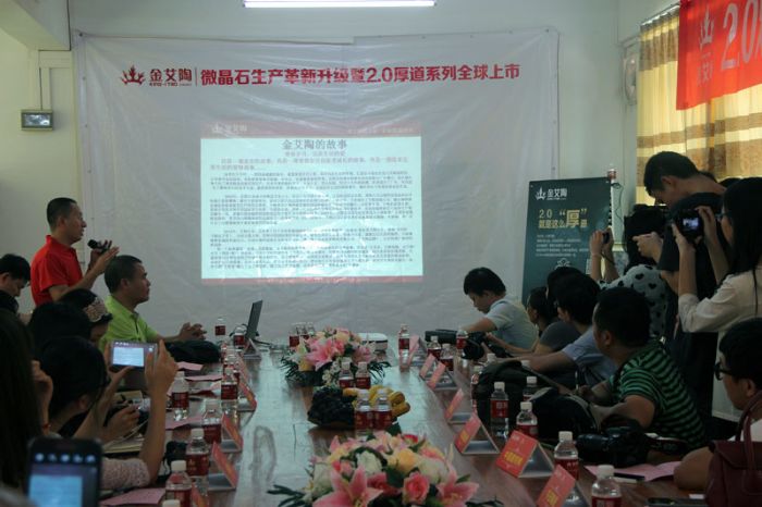 激情AV青青草陶肇庆工厂总经理赵国涛讲解2.0厚道系列微晶石的技术工艺