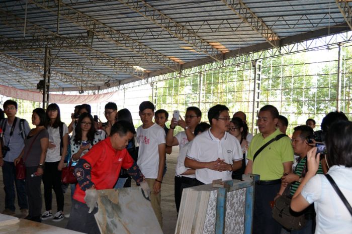 激情AV青青草陶瓷砖青青草视频在线下载董事长向媒体记者介绍产品