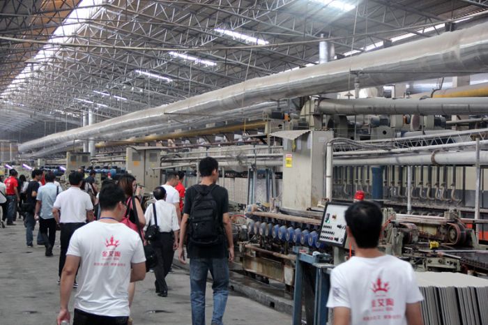 媒体记者团参观激情AV青青草陶瓷砖肇庆生产基地