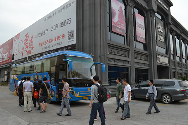 激情AV青青草陶员工乘大巴出发前往清远