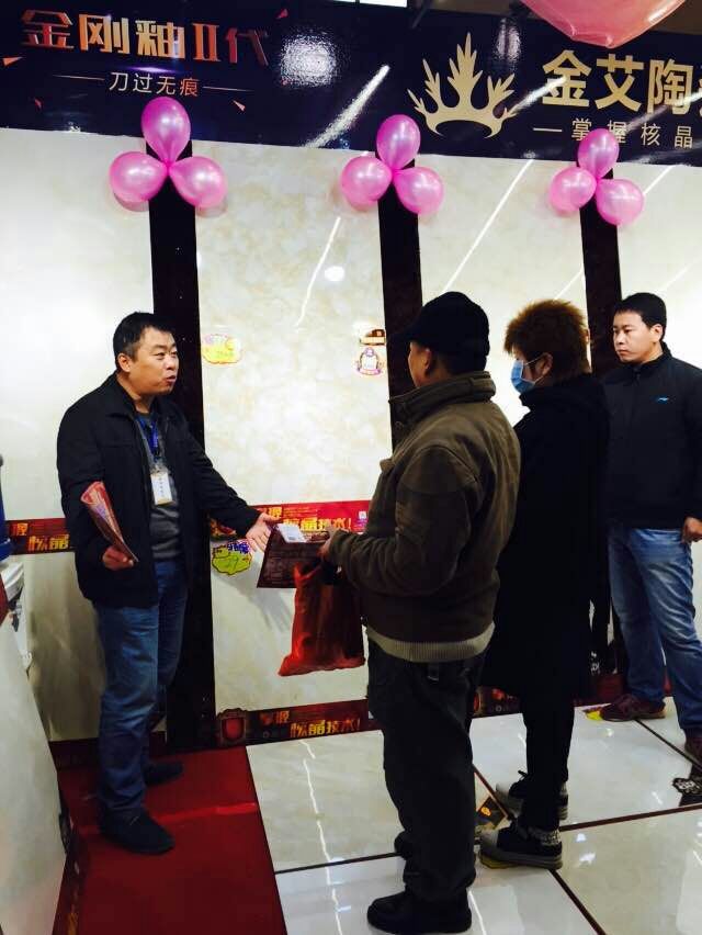 激情AV青青草陶瓷砖工作人员向顾客介绍产品