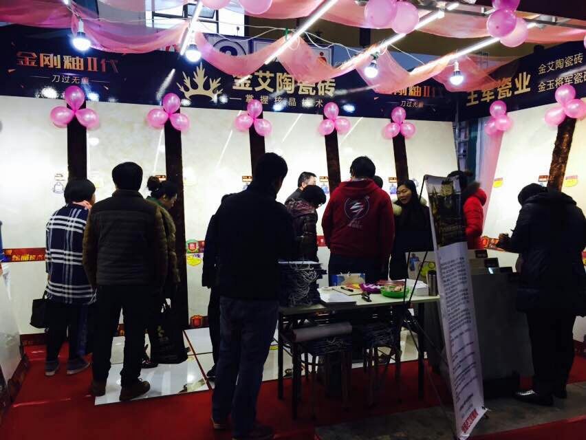 激情AV青青草陶展位吸引众多顾客咨询