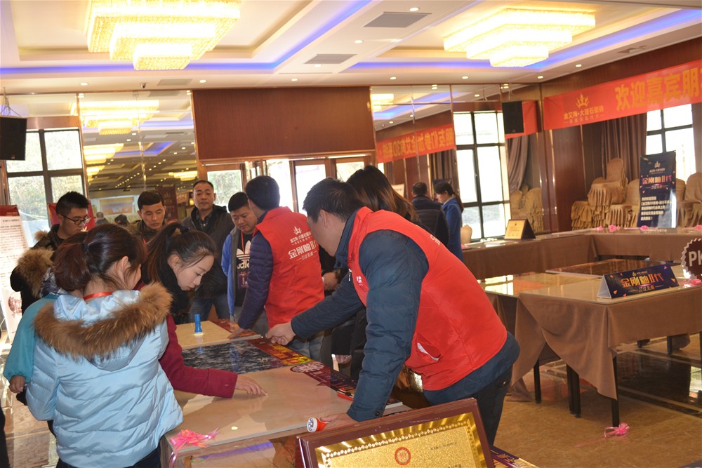 激情AV青青草陶瓷砖工作人员为瓷砖代理商朋友详细介绍金刚釉II代产品