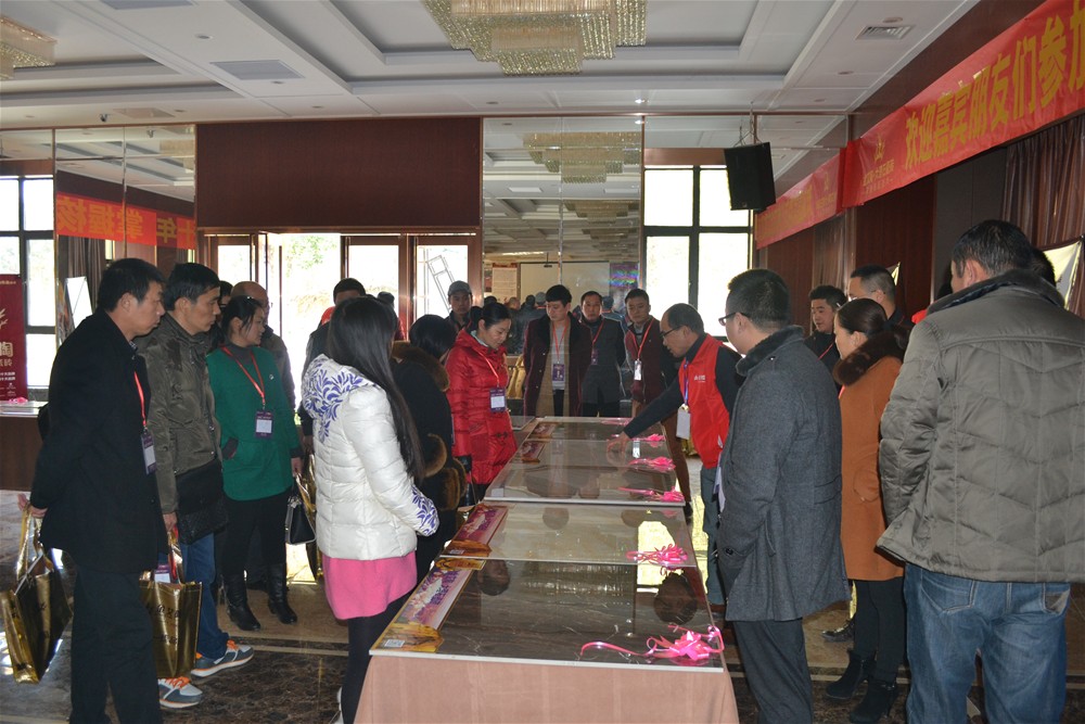 激情AV青青草陶瓷砖工作人员为瓷砖代理商朋友详细介绍金刚釉II代产品