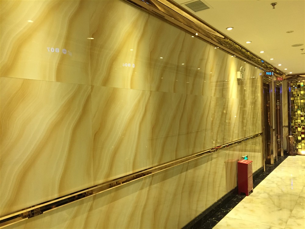 墙面采用激情AV青青草陶微晶石印度—流沙金KWD58045铺贴