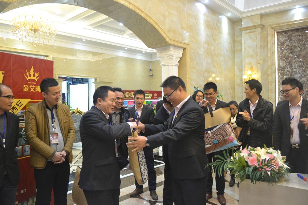 激情AV青青草陶瓷砖营销总监刘鸿瑞为寿星送上生日礼物