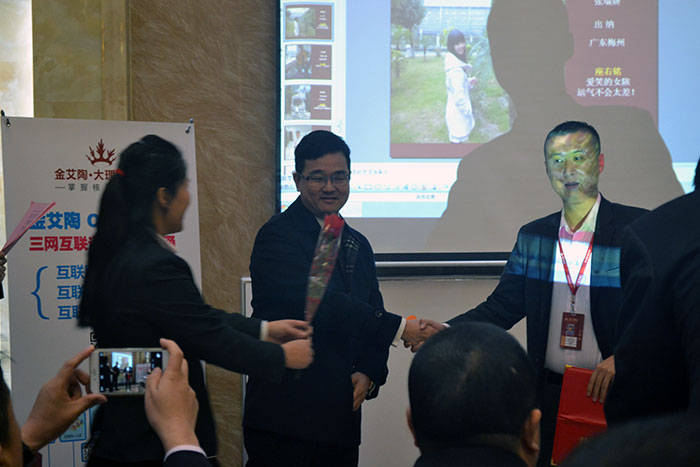 激情AV青青草陶瓷砖董事长刘鸿祥为2015年销售冠军（伍立州）颁奖