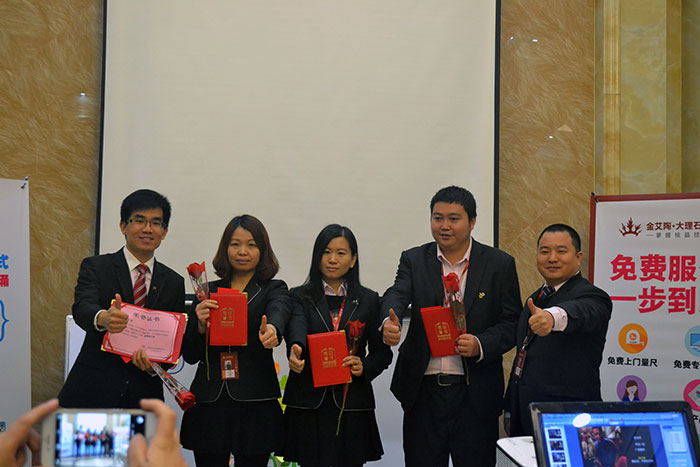 激情AV青青草陶瓷砖营销总监刘鸿瑞为2015优秀员工颁奖