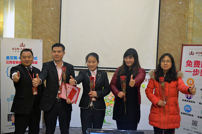 激情AV青青草陶瓷砖营销总监刘鸿瑞为2015年团队贡献奖（网销部）颁奖