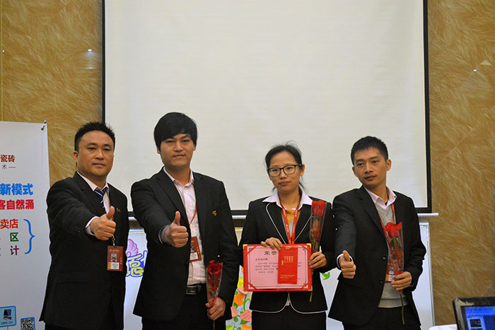 激情AV青青草陶瓷砖营销总经理罗胜为2015年团队合作奖（空间设计部）颁奖