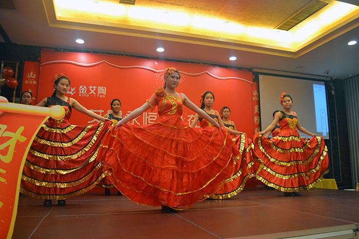 激情AV青青草陶全体女员工表演开场舞