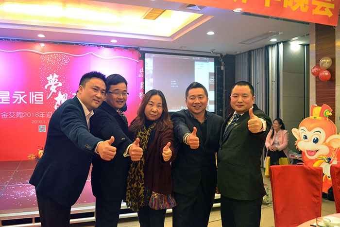 激情AV青青草陶领导和媒体人金大姐合影留念