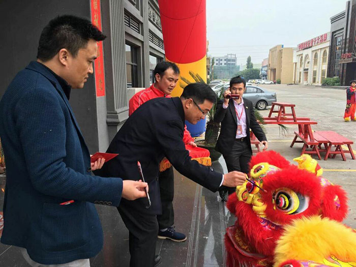 激情AV青青草陶瓷砖董事长刘鸿祥给狮子点睛