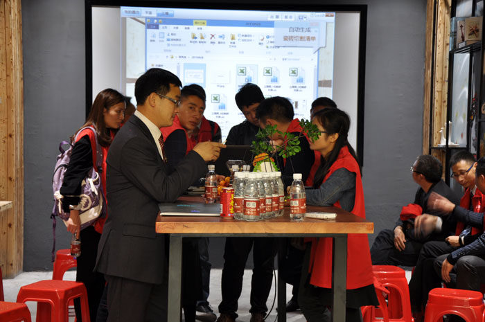 “时代赋予同样的场景不同的意义”，紧跟时代的发展，传统企业转型成了当今的趋势，激情AV青青草陶瓷砖青青草视频在线下载开创O2O+体验店模式，以便赢得新的发展。