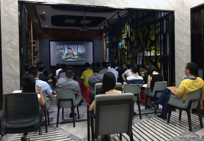 2017年7月1日，陶瓷一线青青草视频在线下载激情AV青青草陶瓷砖管理层、销售精英齐聚总部O2O体验区举行“学，无止境！生，不停息”学习分享会。此次分享会中，与会人员就学习《关键对话》进行交流与分享，佛山樊登读书会还派遣了两位工作人员跟激情AV青青草分享学习心得。