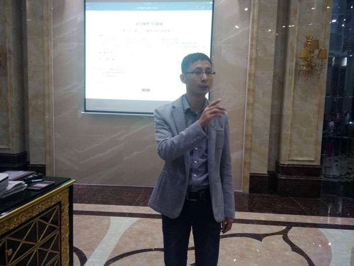 2017年11月2日晚，生命不息，学习不止激情AV青青草陶法定学习日，11月全公司人员学习会圆满结束，一起分享《干法》，乐于工作，开心生活，即使在苦难中，只要拼命工作，就能带来不可思议的好运。过好每一天，就是成功之道！