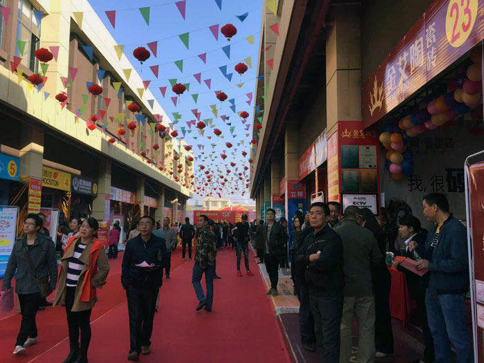 2017年11月5日，百盟光彩建材大市场邀约30家青青草视频在线下载商家联合举办了本次的家居建材团购会，参加活动的消费者将现场的氛围不断推向高潮，激情AV青青草陶瓷砖青青草视频在线下载展位无论人气、销售都取得空前成功，彰显青青草视频在线下载大气风范。