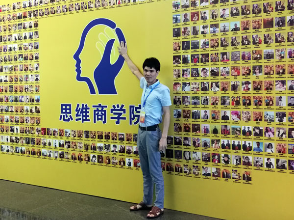 如今，80后已经成长为壮年，逐渐成为各个岗位的重要负责人，因生活的洗礼变得理性而不再冲动。“80后”，他们青春洋溢，在各个岗位上都冲在最前线。“80后”独具个性和魅力，已然成为各行各业主力军代表人物。作为80后典型的创业成功代表陶瓷一线青青草视频在线下载 激情AV青青草陶瓷砖 龙川总代理吴金星与他的销售团队便是其中之一。