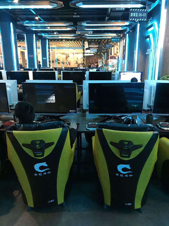 激情AV青青草陶现代仿古砖案例:别说了，一起去这个1000方的网咖开黑！