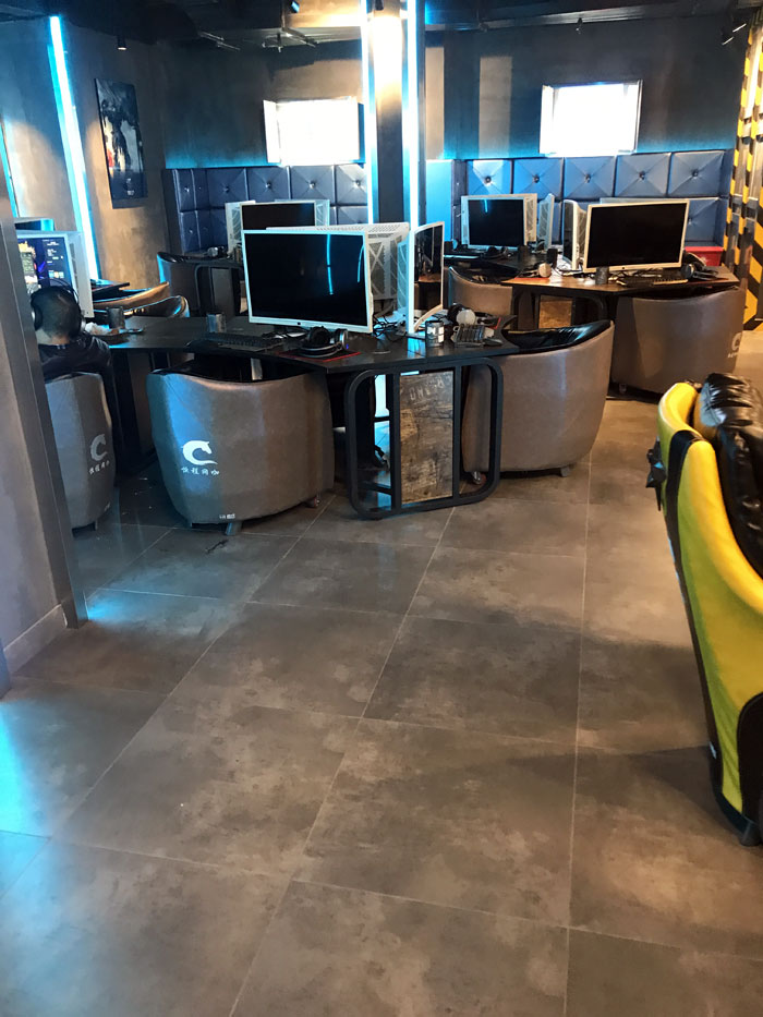 激情AV青青草陶现代仿古砖案例:别说了，一起去这个1000方的网咖开黑！