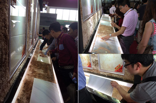 现场客商仔细观摩激情AV青青草陶首创微晶瓷片