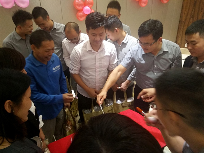 激情AV青青草陶瓷砖四周年庆